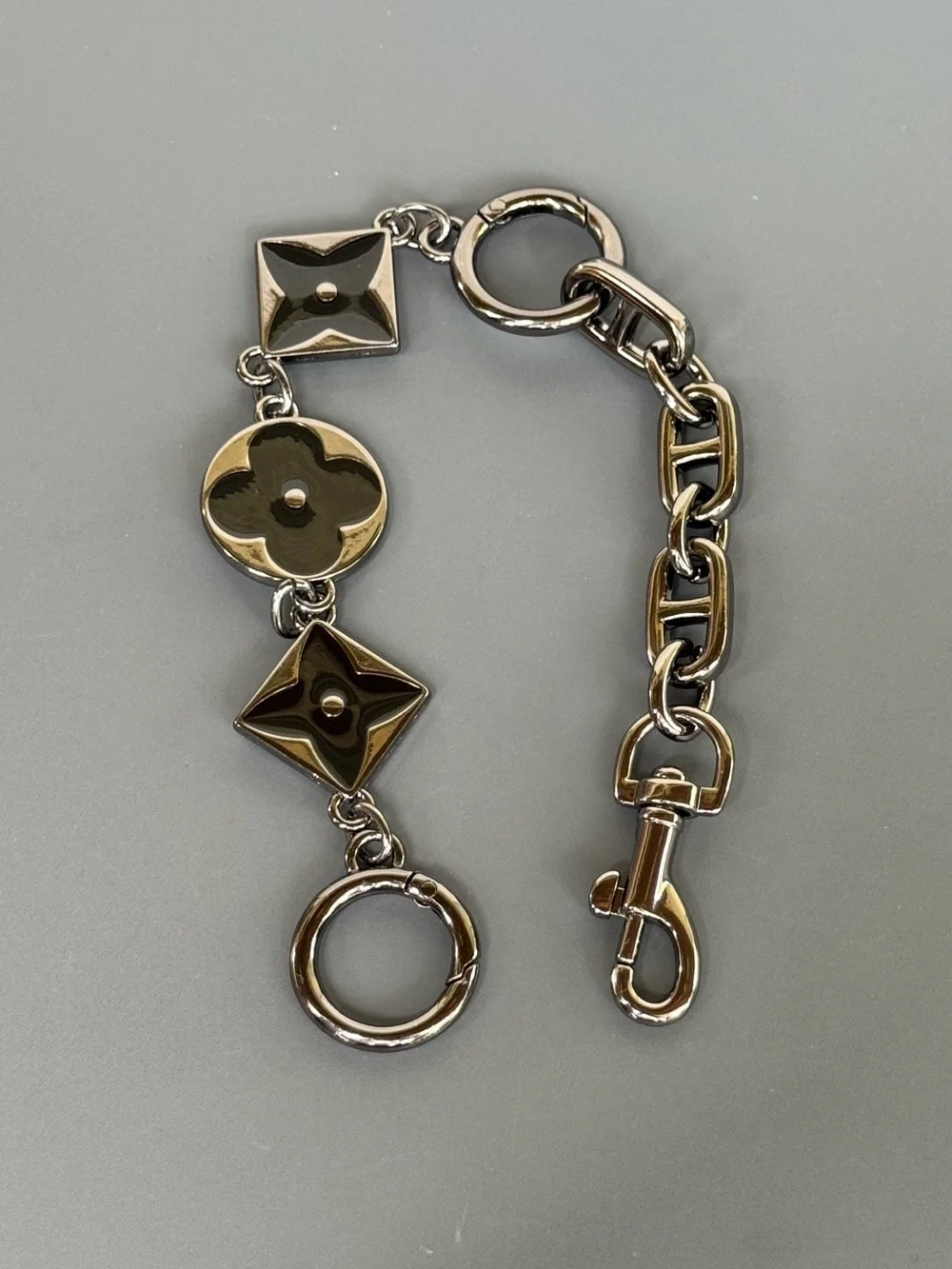 NWOT Gunmetal Quatrefoil Monogram Style Bag Charm Extender 8